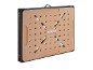 Opvouwbare werkbank met geperforeerd houten blad en zwarte randen.