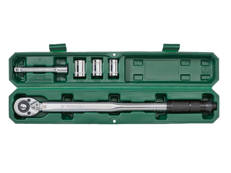Gereedschapset met momentsleutel, verlengstuk en 17, 19, 21 mm doppen in een groene koffer.