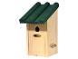 Licht houten vogelhuisje met een donkergroen dak met drie latten.