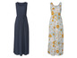 Twee maxi jurken, een donkerblauwe en een lichtblauwe met bloemenprint.