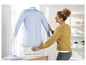 Een vrouw gebruikt een Cleanmaxx kledingstomer om een shirt te stomen.