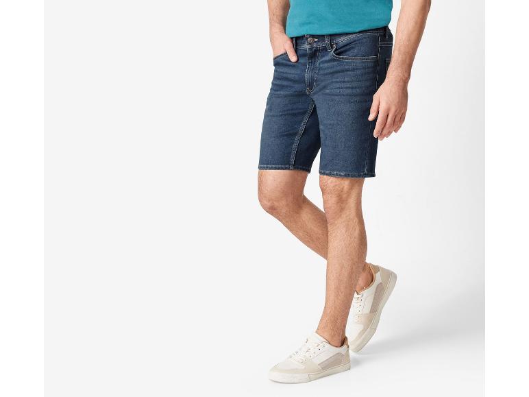 Herenshorts en sneakers van denim.