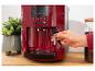 Rood koffiezetapparaat met digitaal display en hand die stoompijpje aanpast.