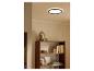Ronde LIVARNO® LED-plafondlamp in een gezellig ingerichte kamer.