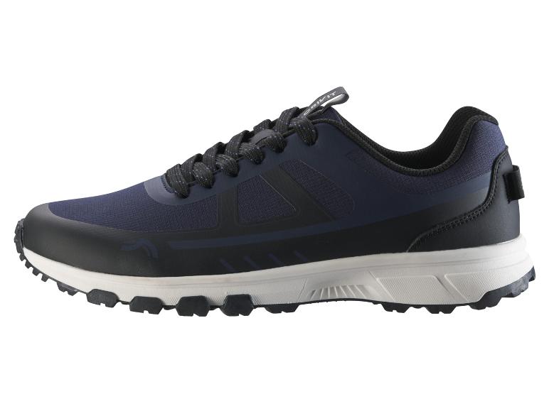 Blauw-zwarte wandelschoenen met veters.