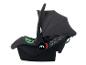 Zwart-grijs babyautostoeltje met draagbeugel en zonnekap, groen accent.