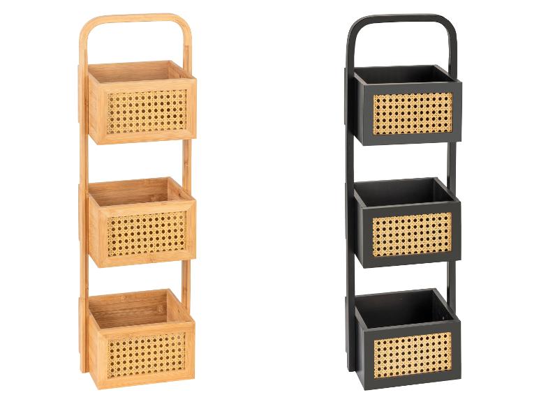 Twee houten opbergrekken met rieten manden.