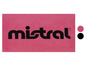Een roze badlaken met het logo van Mistral.