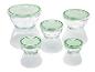 Vier glazen kommen met groene deksels.