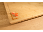 Houten snijplank met gesneden cherrytomaten en sap.