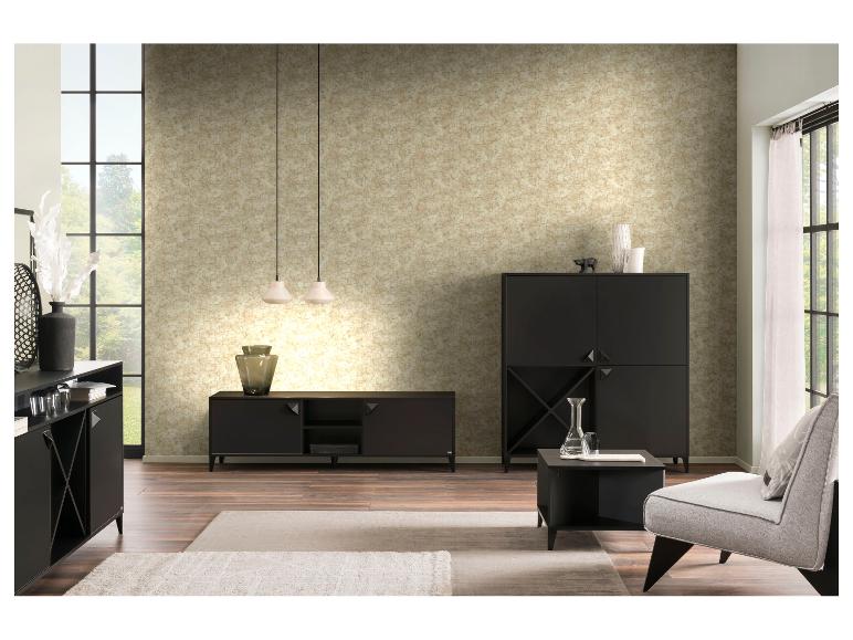 Moderne woonkamer met zwart meubilair, gestructureerd behang en grote ramen.