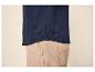 Donkerblauw T-shirt en beige broek