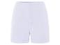 Lichte, lavendelkleurige shorts.