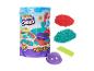 Kinetic Sand Mold 'n Flow set met rode en turquoise Kinetic Sand en 3 gereedschappen.