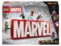 LEGO Marvel logo set met minifiguren van Iron Man, Thor, Black Widow, Hulk en Captain America.