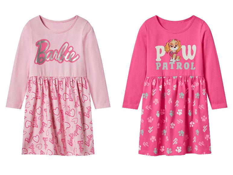 Twee roze meisjesjurken met lange mouwen, één met Barbie-opdruk en één met Paw Patrol-thema.