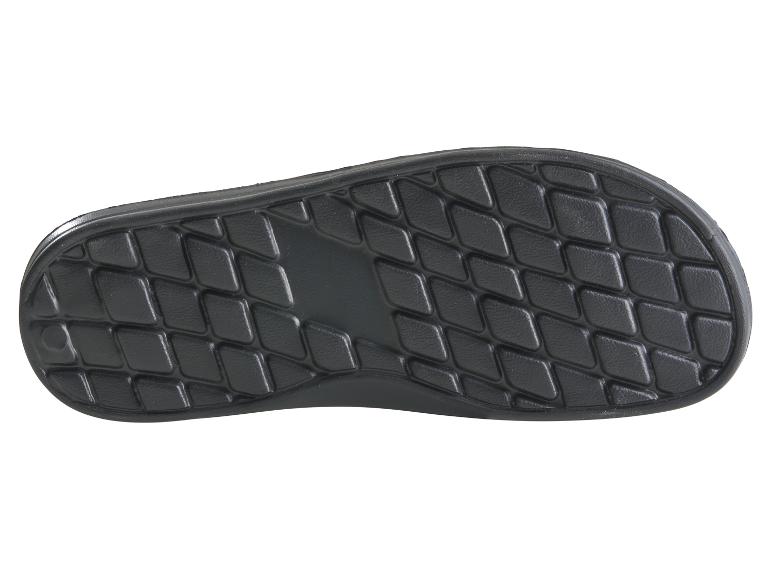 Zool van een zwarte slipper met antislip patroon