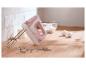 Roze SilverCrest handmixer met gardes op een houten tafel.
