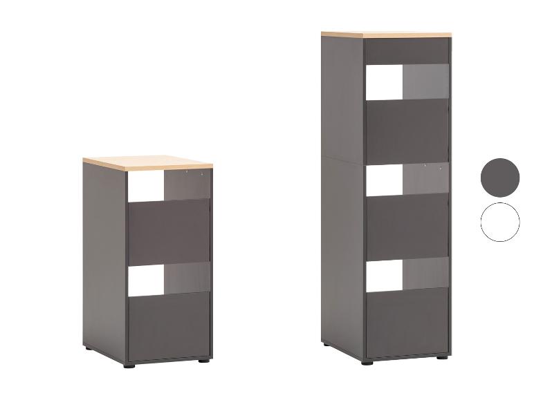 Twee donkergrijze modulaire opbergkasten met lichte houten bladen, één kort en één hoog.