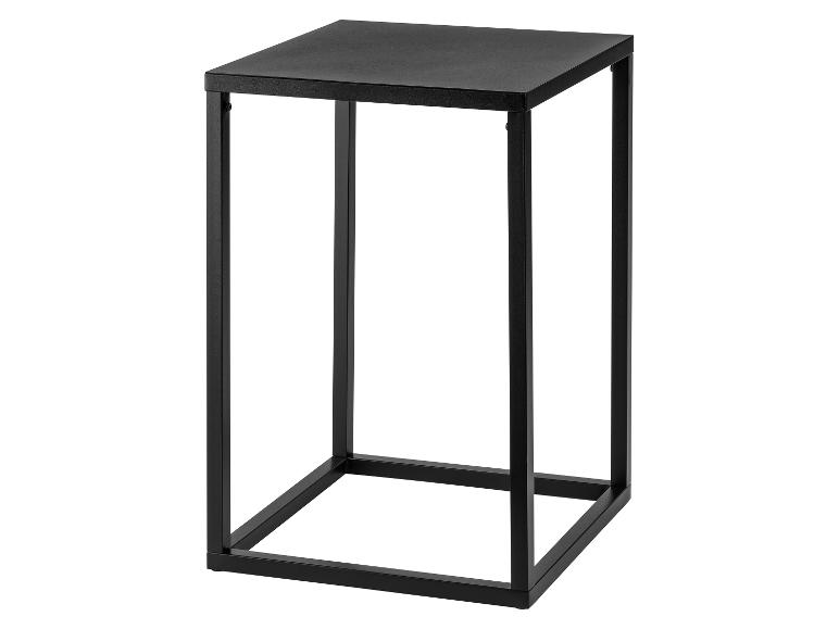 Een zwart metalen vierkante bijzettafel.