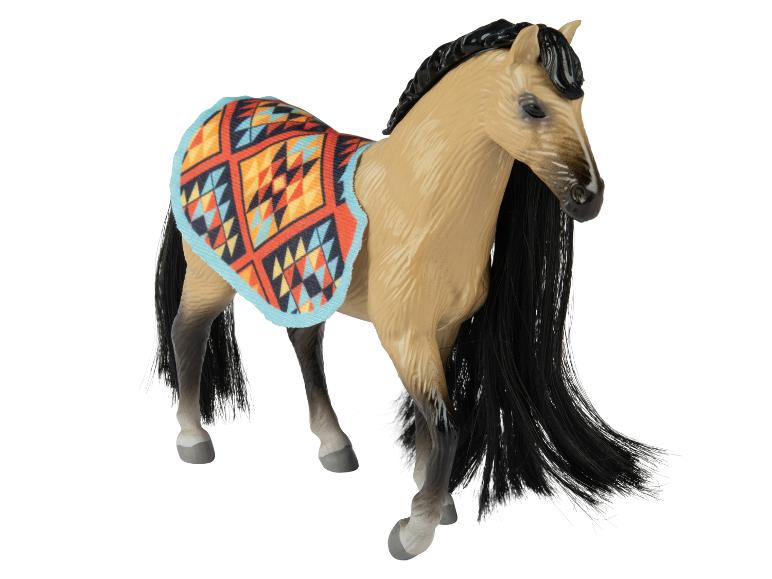 Een speelgoedpaard met een kleurrijk deken.