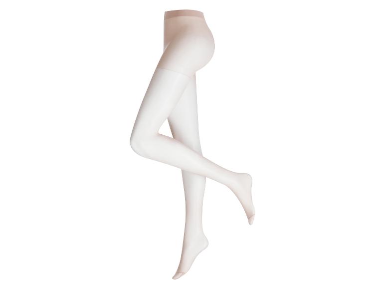 Een paar beige panty's op een model.