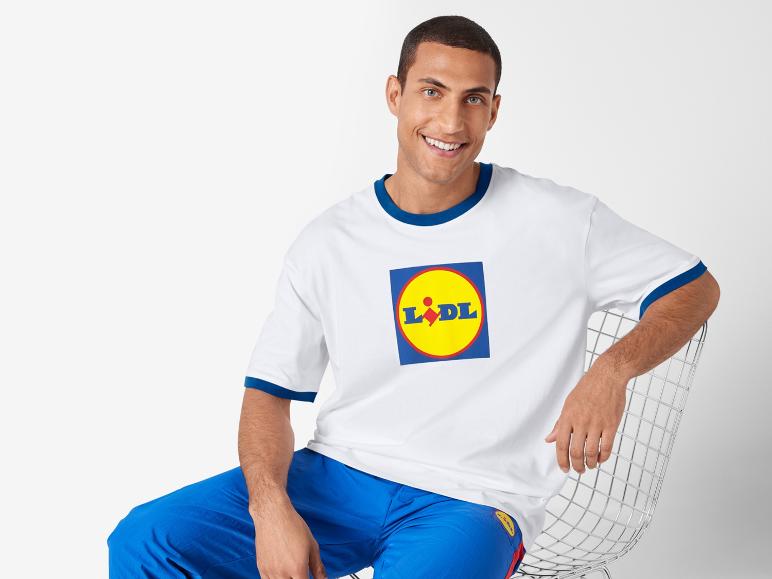 Wit Lidl t-shirt met contrasterende kraag en blauwe broek.
