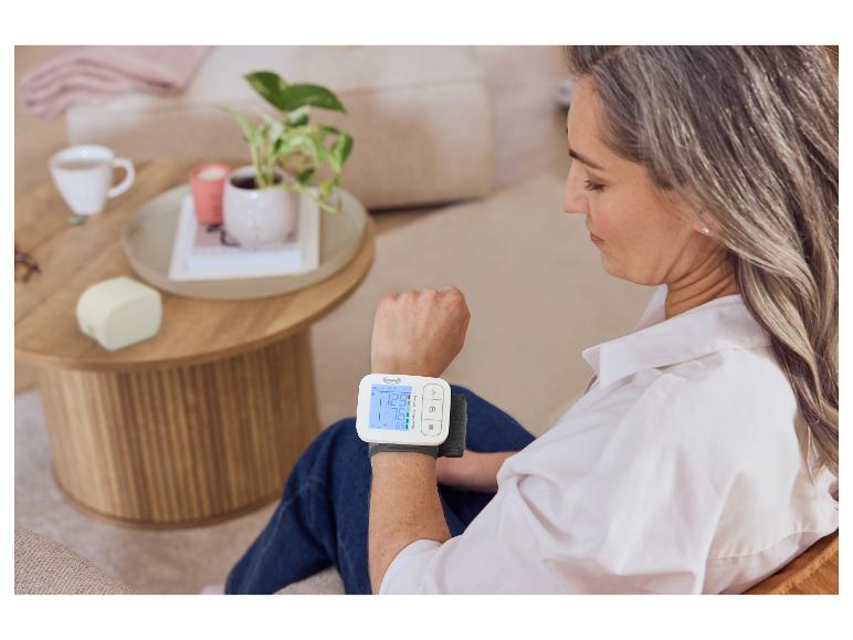 Een vrouw meet haar bloeddruk met de SENSIPLAST® polsbloeddrukmeter.