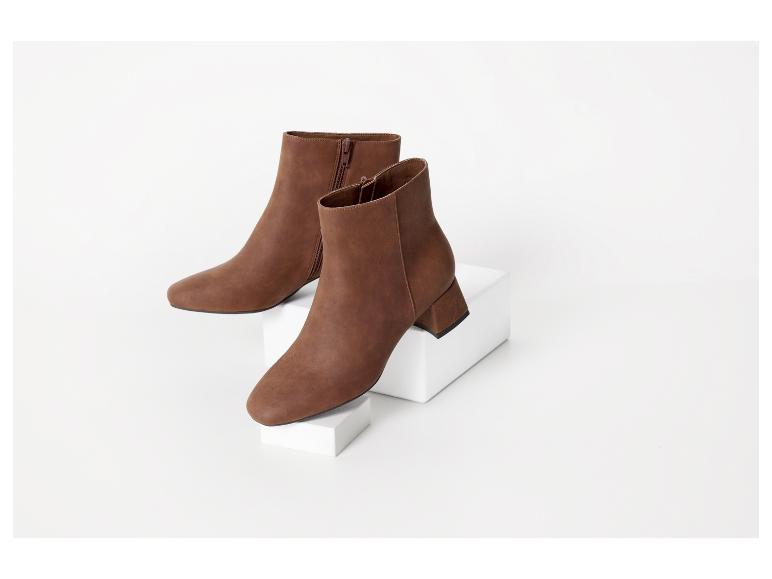 Bruine enkellaarsjes met lage hak.