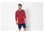 Man draagt een rode The Sailor long-sleeve polo met blauwe shorts.