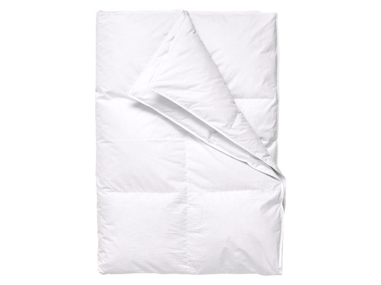 Wit dekbed met doorgestikte vakken, opgevouwen