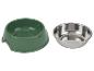 Een groene plastic huisdierschotel en een roestvrijstalen inzetkom.
