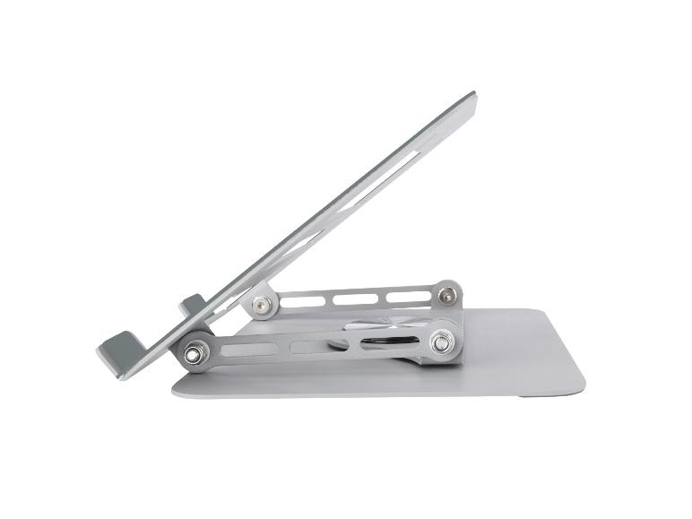 Zilverkleurige verstelbare metalen laptopstandaard op een witte achtergrond.
