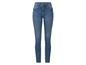 Een paar blauwe skinny jeans voor dames.