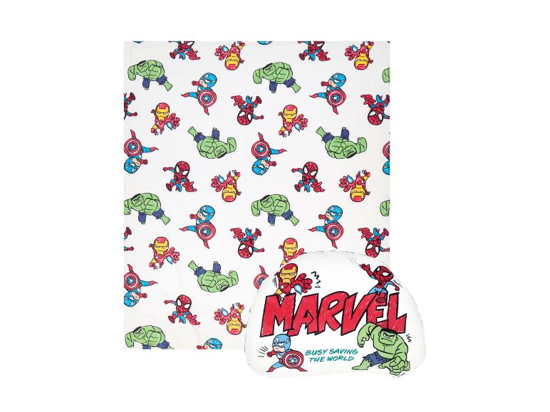 Wit dekentje en kussen met stripfiguren en de tekst 'MARVEL BUSY SAVING THE WORLD'.