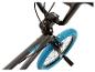 Grijze BMX-fiets met blauwe banden en zwart stuur.