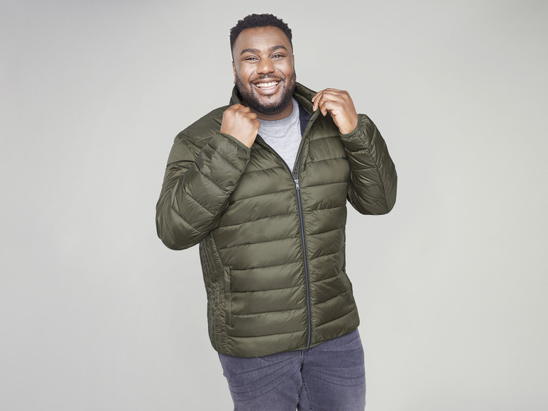 Man in een groene winterjas
