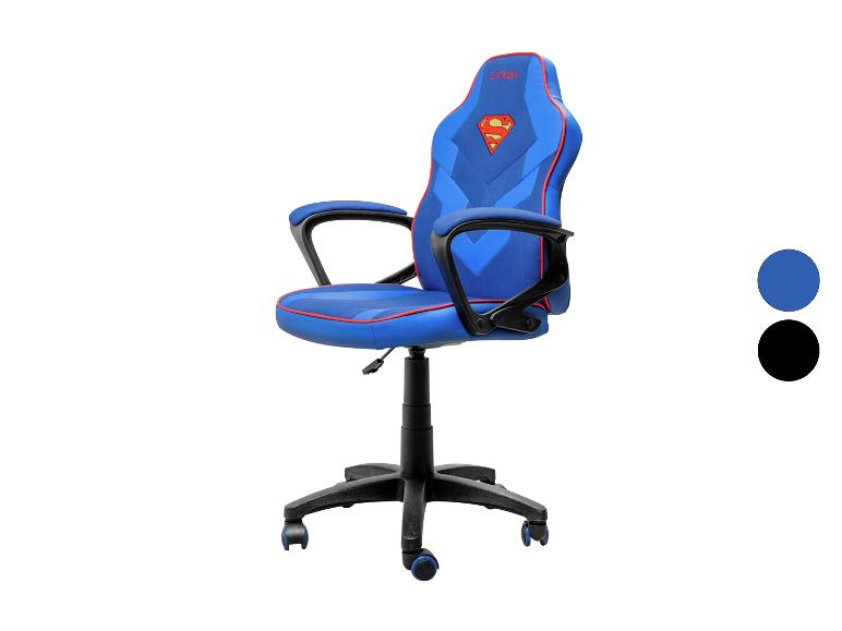 Blauwe gamingstoel met rode biezen en een Superman-logo, met kleurstalen.
