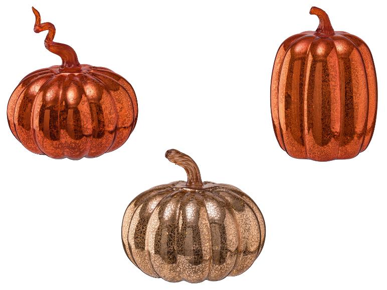 Drie decoratieve glazen pompoenen in diverse tinten oranje en goud.
