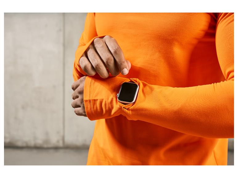Een man draagt een oranje shirt en een Apple Watch.