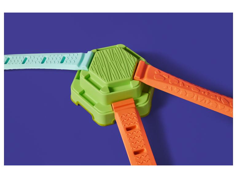 Bouwspeelgoed met groene basis en drie gekleurde banden: turquoise en twee oranje.