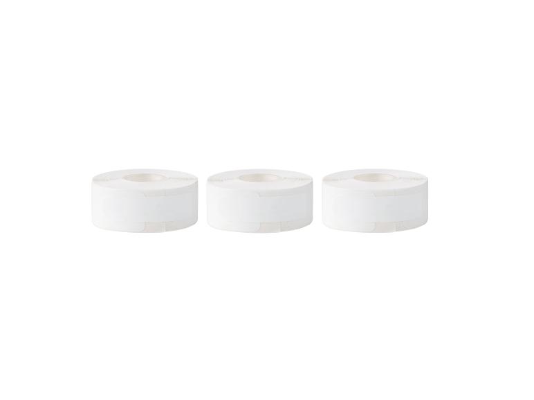 Drie rollen witte zelfklevende etiketten op een witte achtergrond.