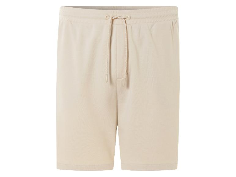 Beige jogging shorts, casual stijl.