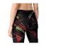 Vrouw in zwarte legging met rood en groen abstract patroon, achteraanzicht.