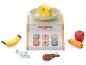 Speelgoedweegschaal met houten etenswaren, waaronder kaas, banaan, vis, wortel, paprika en kippenpoot.