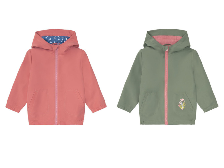 Twee kinderjasjes met capuchon: één roze en één groen met bloemenprint.
