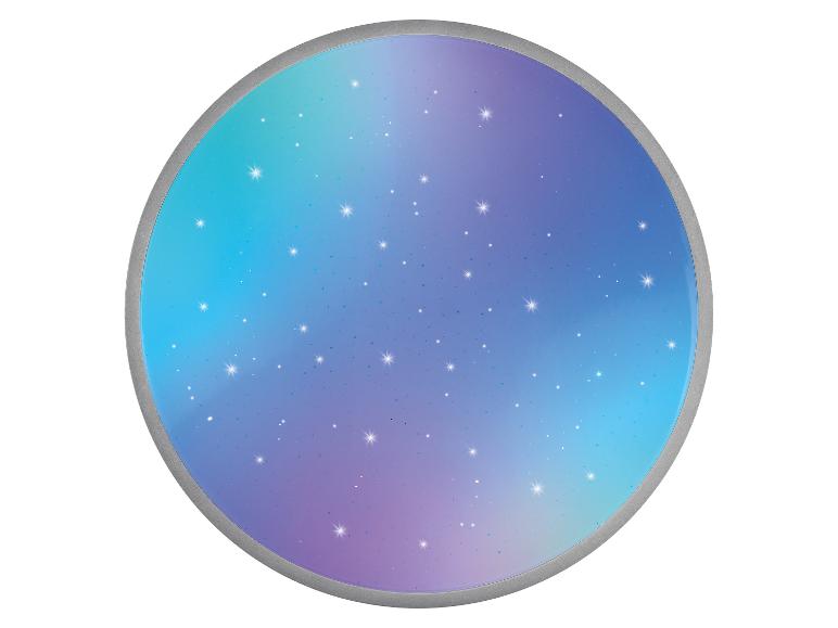 Ronde plafondlamp met sterrenhemel-effect in blauwe en paarse tinten.