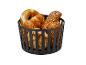 Broodmand met pretzel, croissants en volkoren broodjes.