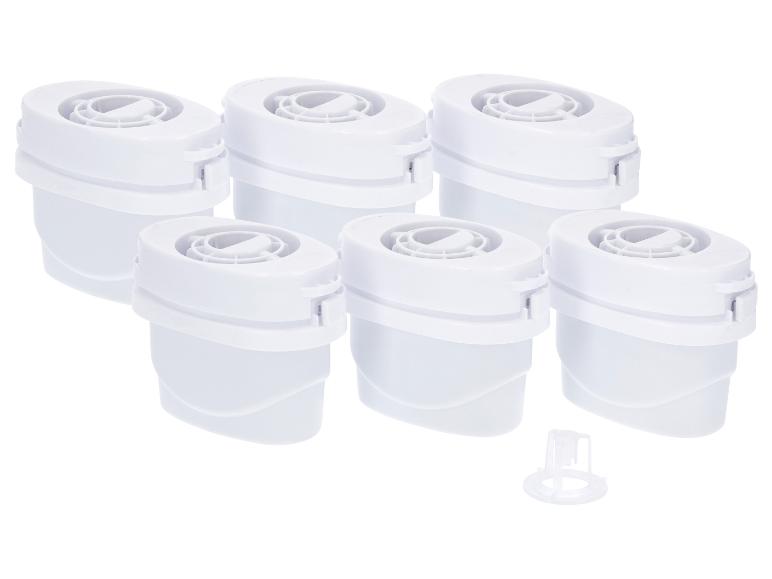 Zes witte luchtverfrissercontainers en een klein onderdeel.