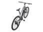 Grijze elektrische mountainbike met zwart zadel en stuur, op een witte achtergrond.